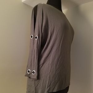 Open 3 quarter length Sleeved top